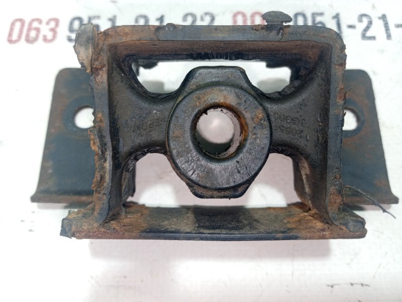 Подушка глушителя передняя Rogue 2017 T32 QR25 2.5 Подушка глушителя передняя Rogue 2017 T32 QR25 2.5