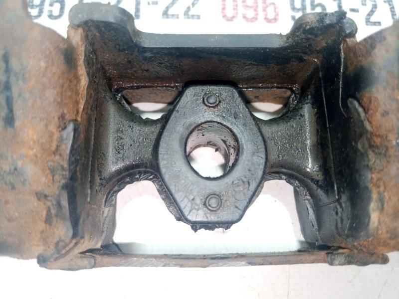 Подушка глушителя передняя Rogue 2017 T32 QR25 2.5 Подушка глушителя передняя Rogue 2017 T32 QR25 2.5