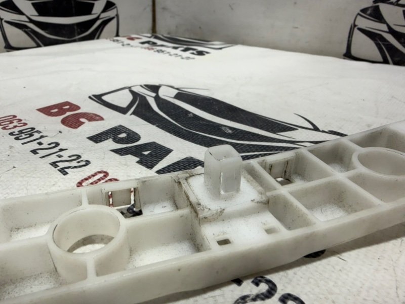 Направляющая бампера задняя левая Rogue 2019 T32 QR25 2.5