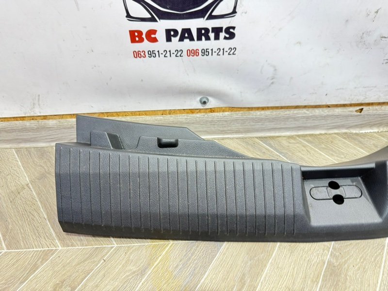 Накладка замка багажника Nissan Rogue T33 2.5