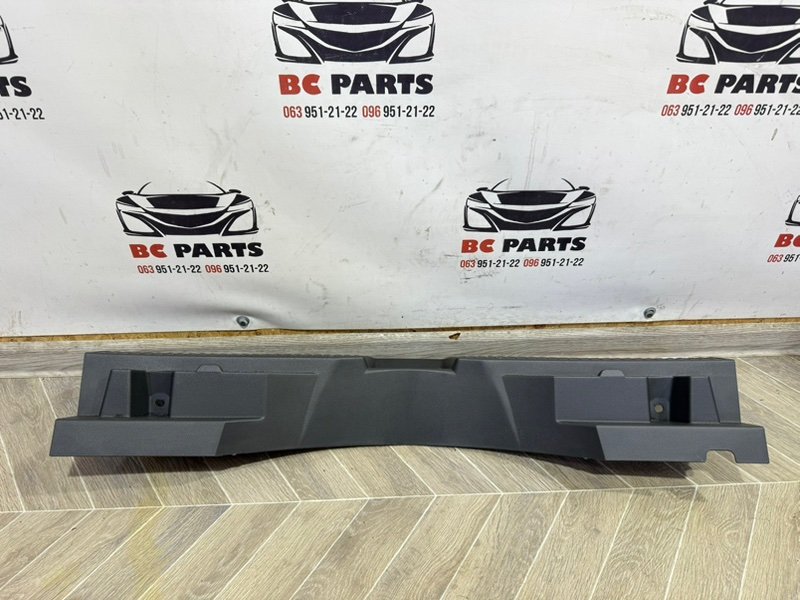 Накладка замка багажника Rogue 2020 T33 2.5