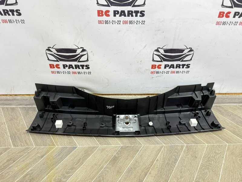 Накладка замка багажника Rogue 2020 T33 2.5