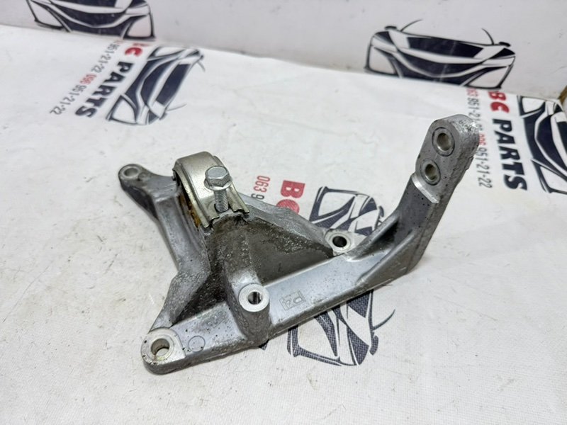 Кронштейн полуоси передний правый Rogue 2020 T33 2.5