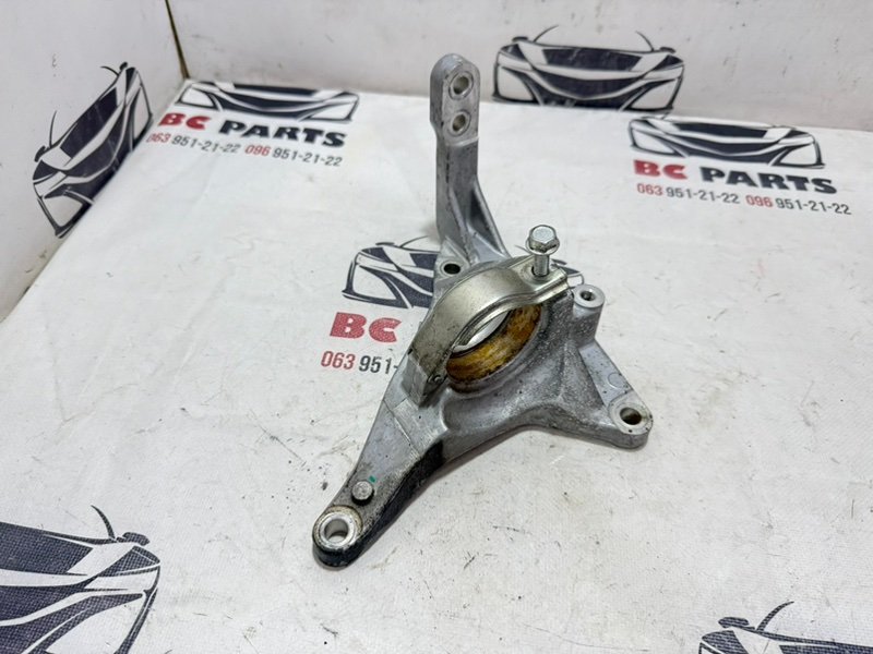 Кронштейн полуоси передний правый Nissan Rogue T33 2.5