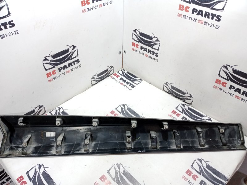 Накладка двери передняя левая Rogue 2021 T33 2.5