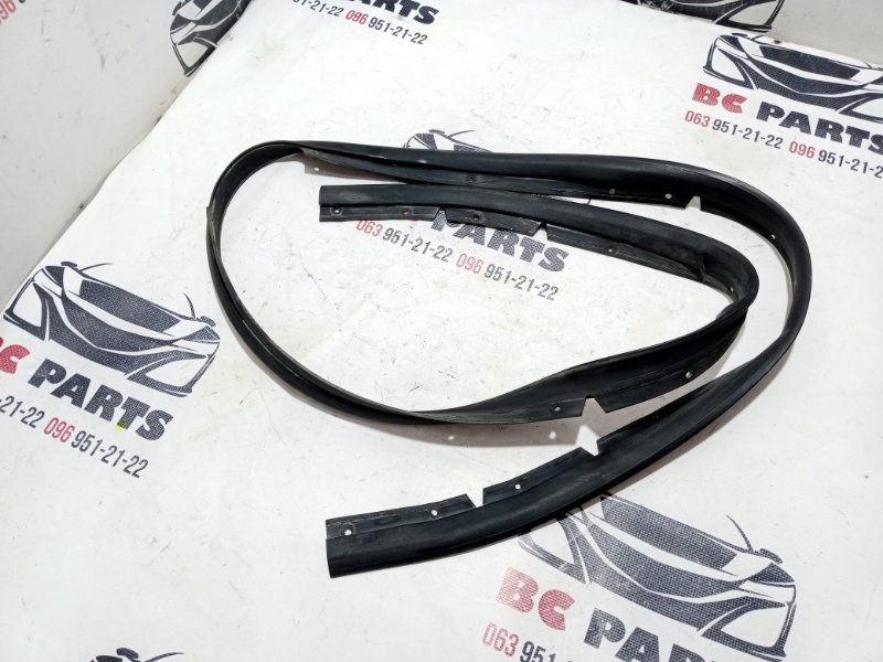 Запчасть уплотнительная резинка капота Nissan Rogue 2021 T33 2.5 65820-6RR0A Б/У Уплотнительная резинка капота Nissan Rogue 2021 T33 2.5 65820-6RR0A Б/У