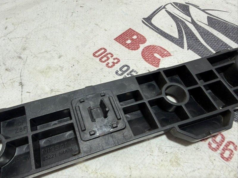 Направляющая бампера задняя левая Rogue 2020 T33 2.5