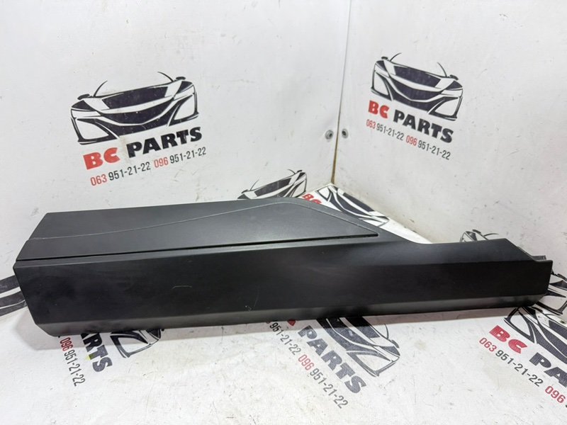 Накладка двери задняя левая Nissan Rogue 2020 T33 2.5 828716ra0a Б/У