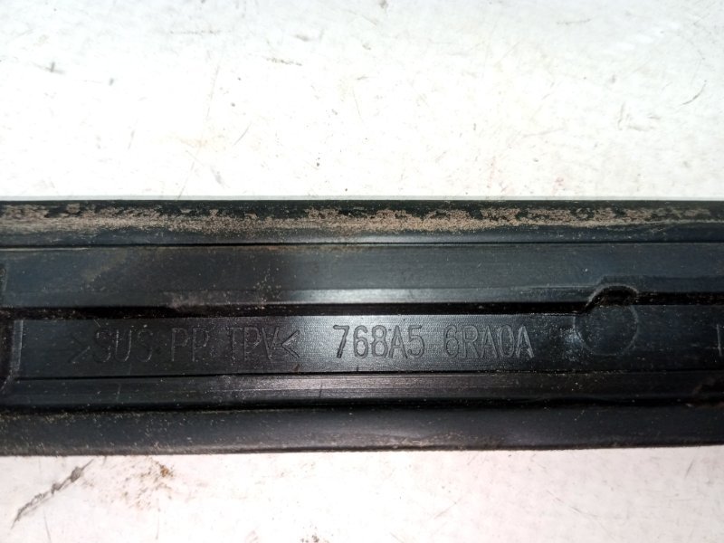 Молдинг крыла задний левый Rogue 2020 T33 2.5