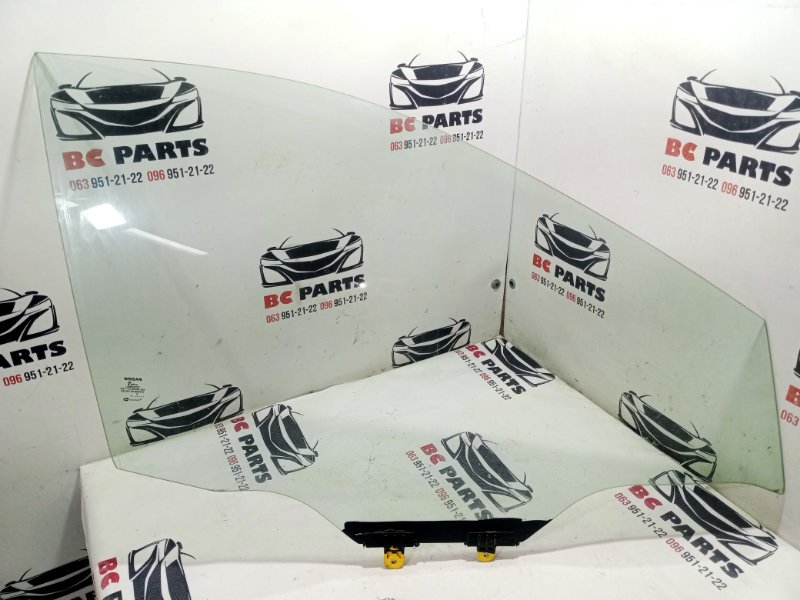 Стекло двери переднее правое Nissan Rogue 2019 T32 QR25 2.5 80300-9TG0A Б/У