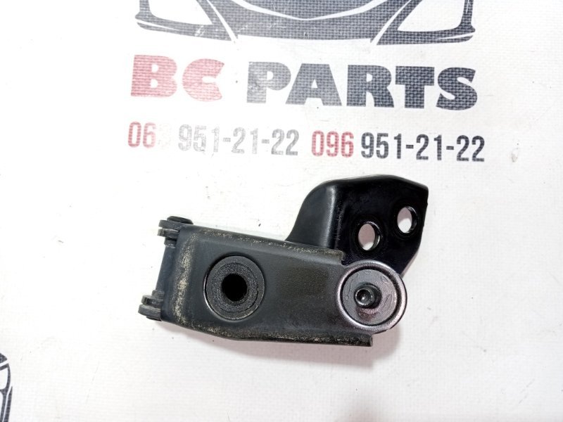 Петля двери багажника правая Nissan Rogue T33 2.5 Петля двери багажника правая Nissan Rogue T33 2.5