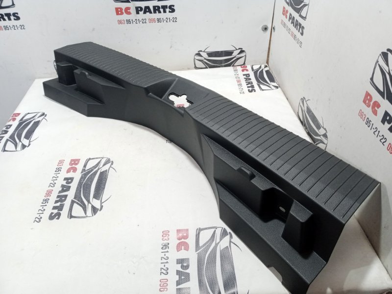 Накладка замка багажника Nissan Rogue t33 1.5