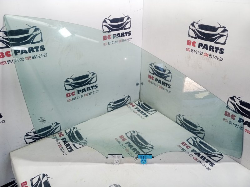 Стекло двери переднее правое Nissan Rogue 2022 t33 1.5 80300-6RR1A Б/У