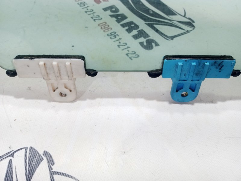 Стекло двери переднее правое Rogue 2021 T33 2.5