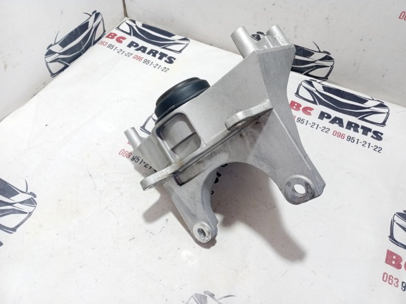 Подушка двигателя левая Nissan Rogue T33 2.5