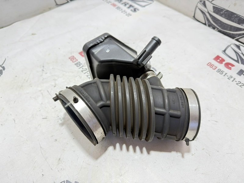 Патрубок воздушного фильтра Nissan Rogue 2021 T33 2.5 16576-6RA0A Б/У