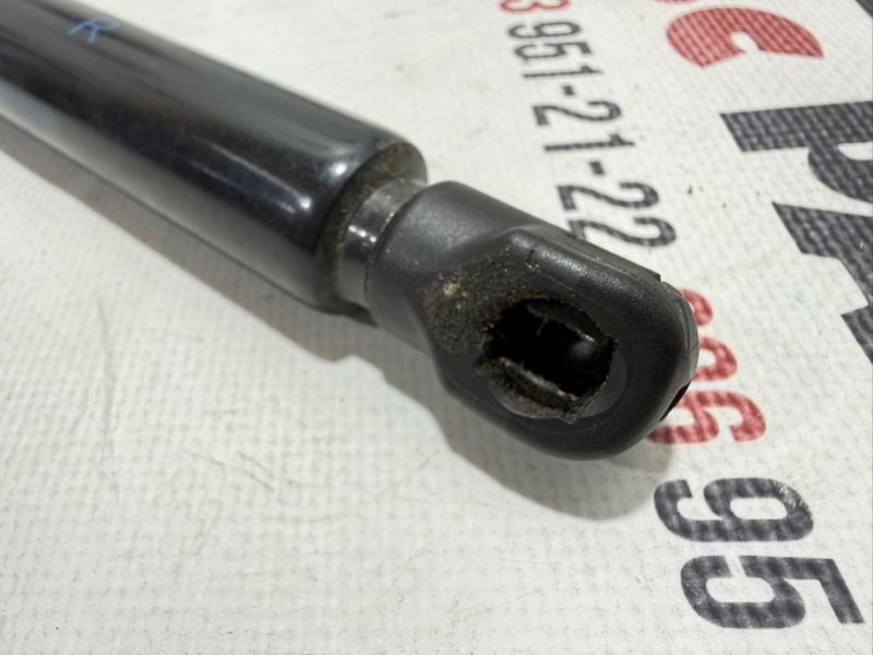 Амортизатор крышки багажника правый Rogue 2021 T33 2.5