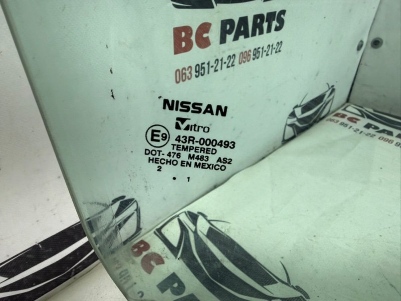 Стекло двери переднее правое Nissan Rogue T33 2.5