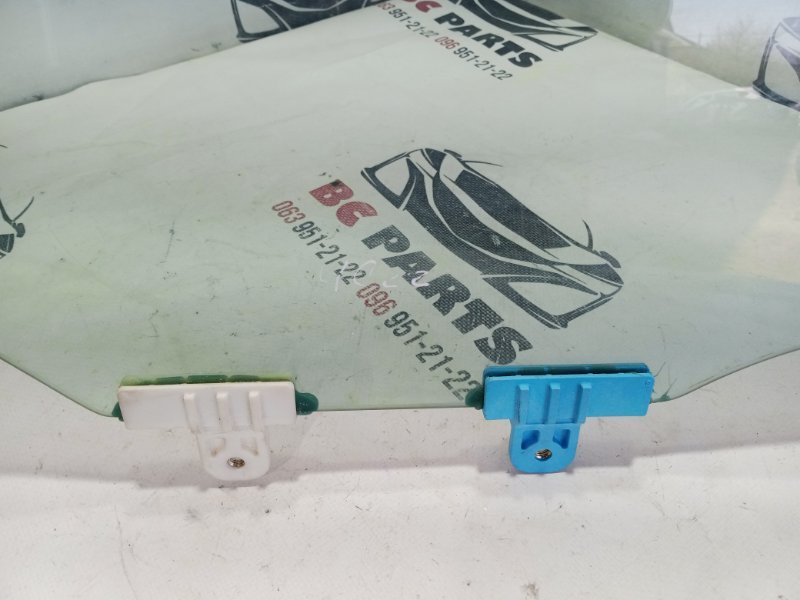 Стекло двери переднее правое Rogue 2023 T33 1.5