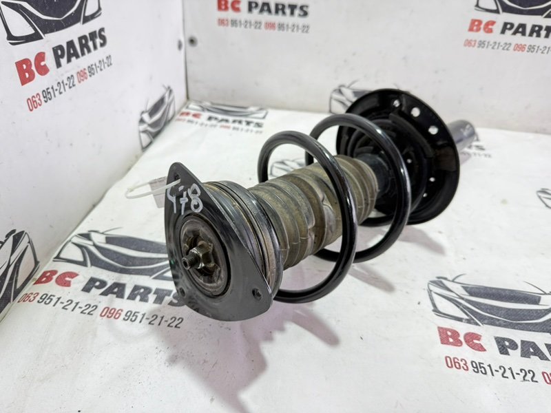 Стойка подвески передняя правая Nissan Rogue T33 2.5