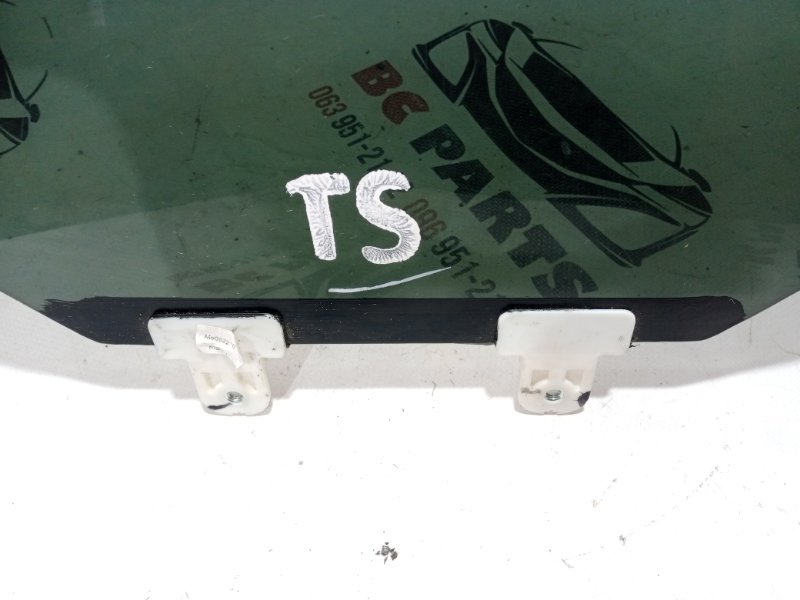 Стекло двери заднее левое Rogue 2021 T33 2.5