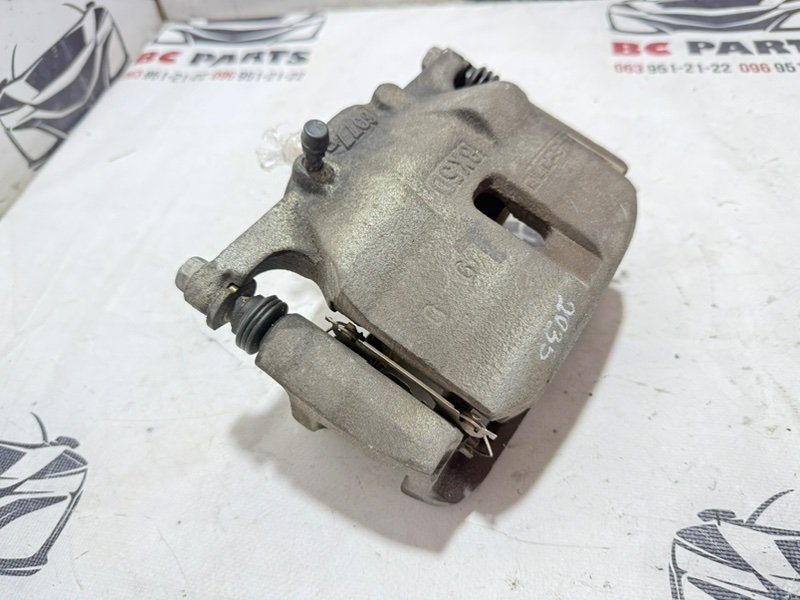 Суппорт тормозной передний правый Nissan Rogue T32 QR25 2.5