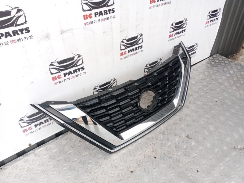 Решетка радиатора Nissan Rogue T33 2.5