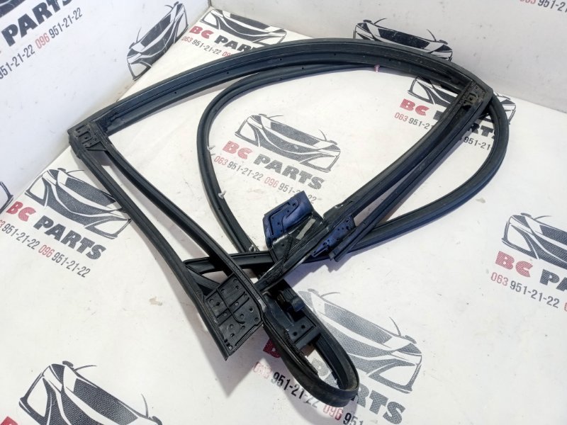Уплотнительная резинка боковой двери задняя левая Nissan Rogue 2022 T33 1.5 82831-6RA1A Б/У