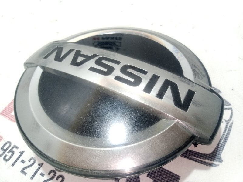 Эмблема передняя Nissan Rogue T33 2.5