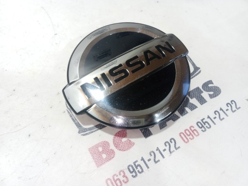 Эмблема передняя Nissan Rogue T33 2.5