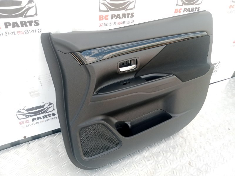 Обшивка боковой двери передняя правая Mitsubishi Outlander 2.0