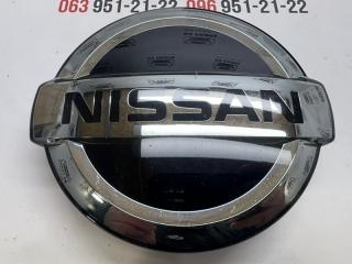 Запчасть эмблема передняя Nissan Rogue 2021 T33 2.5 628906RA0A Б/У Эмблема передняя Nissan Rogue 2021 T33 2.5 628906RA0A Б/У