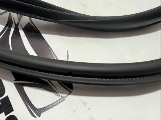 Уплотнитель кузова передний левый Nissan Rogue T33 2.5