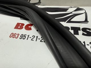 Уплотнитель кузова задний левый Rogue 2021 T33 2.5