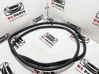 Уплотнитель кузова передний правый Nissan Rogue 2021