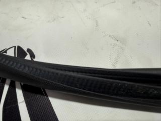 Уплотнитель кузова передний правый Nissan Rogue T33 2.5