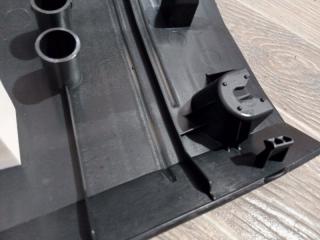 Накладка замка багажника задняя Nissan Rogue T33 2.5